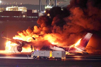 El vol comercial de la companyia Japan Airlines, en flames per l’impacte contra un avió de la Guàrdia Costanera.