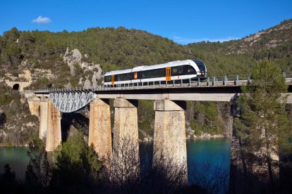 El tren de la Pobla en un dels ponts de la línia entre la Noguera i el Jussà.