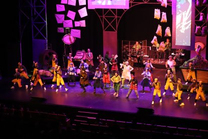 Vint-i-cinc intèrprets, quinze ballarins i una orquestra amb vuit músics creen el món màgic de ‘La Factoria dels Reixos’ al Teatre de la Llotja de Lleida.