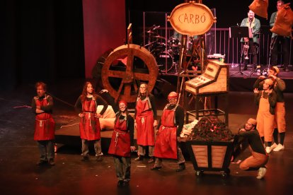 Vint-i-cinc intèrprets, quinze ballarins i una orquestra amb vuit músics creen el món màgic de ‘La Factoria dels Reixos’ al Teatre de la Llotja de Lleida.