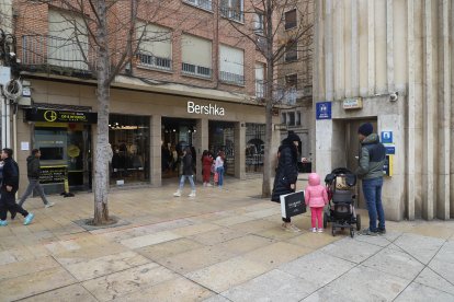 La falta d’aparcament, a la imatge l’accés al de Sant Joan, és un dels aspectes més mal valorats.