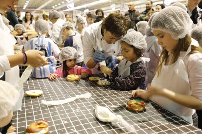 La canalla va poder elaborar aquest tradicional pastís nadalenc amb l’ajuda de pastissers.