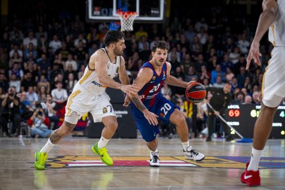 Laprovittola porta la pilota en una acció del partit.