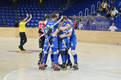 Jugadors del Finques Prats Lleida celebren un gol.