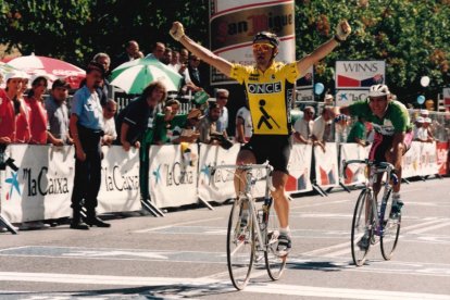 Laurent Jalabert, entrant com a vencedor a l’etapa de la Volta que va acabar a Lleida el 1994.