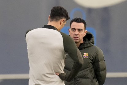 Xavi i Lewandowski, durant l’entrenament d’ahir.