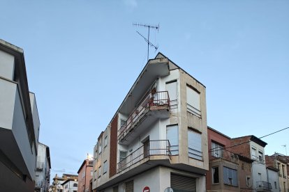 L’edifici de dos pisos en el qual ha aparegut una esquerda de grans dimensions.