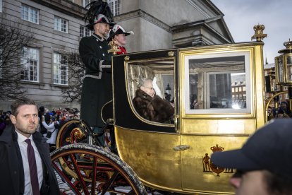 La reina Margarida II de Dinamarca saluda els seus súbdits des de la coneguda carrossa daurada.