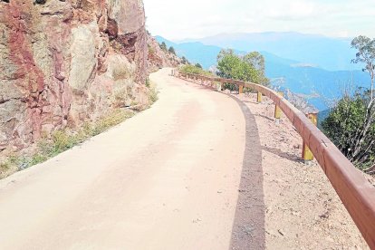 La nova barana de seguretat a la carretera d’accés a Ars, al municipi de les Valls de Valira.