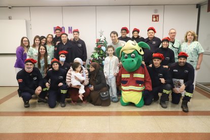 Els Bombers entreguen joguets a l’Arnau ■ Membres de l’Agrupació Cultural i Recreativa Bombers de Lleida van visitar ahir nens i nenes ingressats al servei de Pediatria de l’Arnau de Vilanova per entregar-los regals, que van pujar per la fa� ...