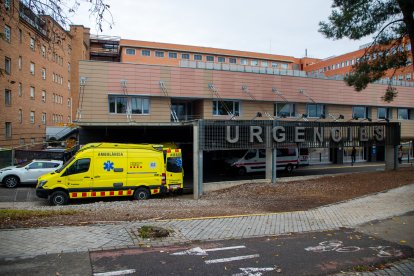 Ambulàncies aparcades davant d’Urgències de l’hospital Arnau de Vilanova.