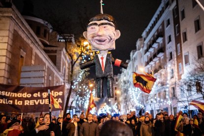 Imatge del ninot de Sánchez penjat a la protesta de Ferraz.