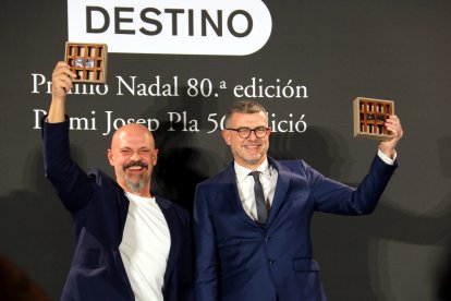 César Pérez Gellida i Jaume Clotet posen amb els guardons després de l’entrega de premis ahir.