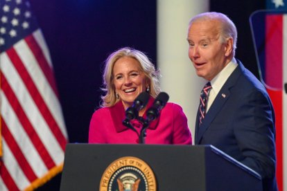 Joe Biden, amb la seua dona, Jill Biden, en l’acte celebrat divendres a Pennsilvània.