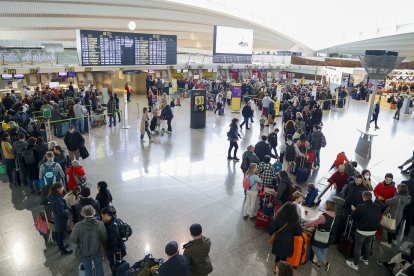 Llargues cues de viatgers a l’aeroport de Bilbao, un dels que van registrar més incidències.