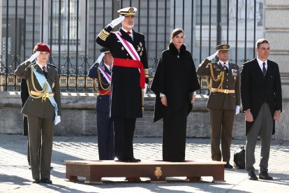 Els reis, Felip i Letícia, ahir al costat de la princesa Elionor i el president espanyol, Pedro Sánchez.