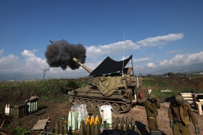 Una unitat d’artilleria israeliana dispara cap a un objectiu al Líban des de la frontera.