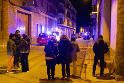 Els Bombers van activar vuit dotacions per apagar el foc després de l’explosió de la bombona.