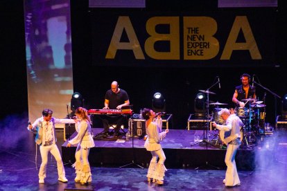 L’actuació d’‘ABBA The New Experience’ va omplir ahir el Teatre de la Llotja de Lleida.