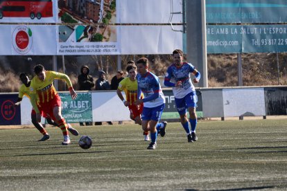 Nil Sauret prova d’avançar en conducció, perseguit per oponents del Vilafranca.