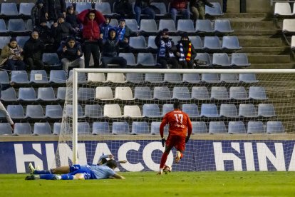 Mendes va deixar a terra Figueras i Ton Ripoll, abans d’anotar el 0-1 que seria definitiu.