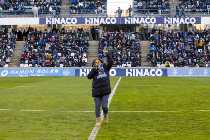 Anna Borrego va oferir una actuació musical abans del partit.