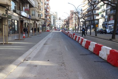 Des d’ahir la part superior de Prat de la Riba té només un carril de circulació direcció Pardinyes.