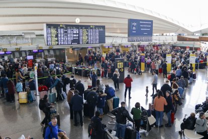 L’aeroport bilbaí, ahir atapeït de passatgers.