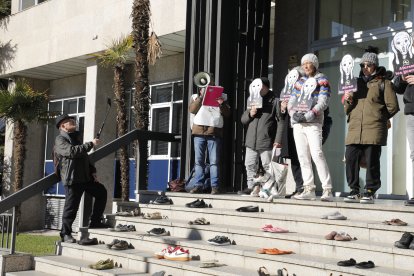 Protesta contra la guerra ■ La Plataforma Aturem les Guerres Lleida va fer ahir un acte de protesta davant de la delegació d’Hisenda de Lleida exigint a les administracions espanyoles i europees que posin fi al drama humanitari en Gaza. A més,  ...