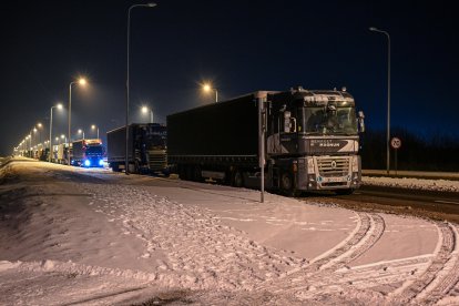 Fila de camions en una carretera nevada a Polònia.