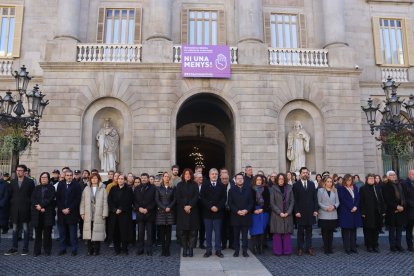 Minut de silenci ahir davant de l’ajuntament de Barcelona.