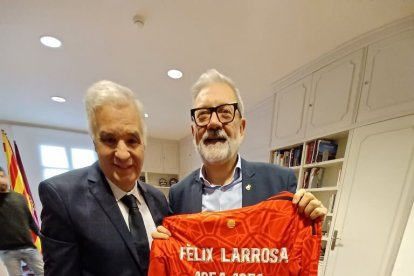 Pereira i Larrosa, que mostra la samarreta que li va regalar el club.