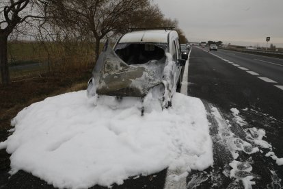 Es crema una furgoneta a l'A-2 a Bell-lloc i el conductor en surt il·lès