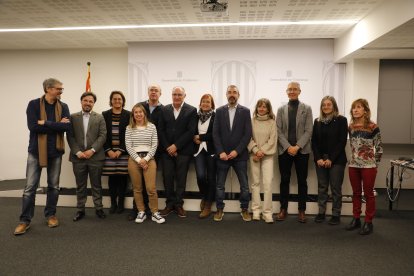 La delegada, Montse Bergés (c), amb la majoria de directors de serveis de les comarques del pla.