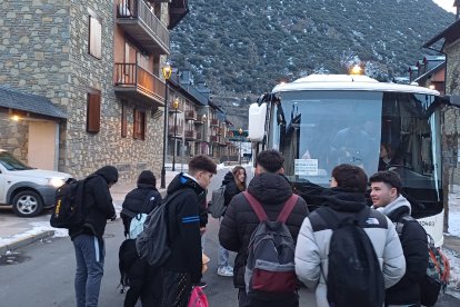 Joves d’Esterri d’Àneu a la parada del bus.