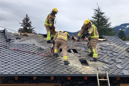 Els Bombers van apagar ahir un foc a la teulada d’una casa en construcció a Prats i Sansor.