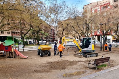 Operaris treballant a la plaça del Clot de les Granotes.