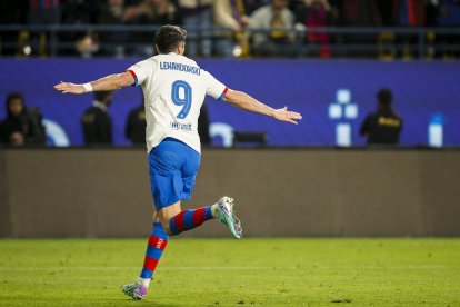 Robert Lewandowski celebra el gol que obria la victòria per al Barcelona.