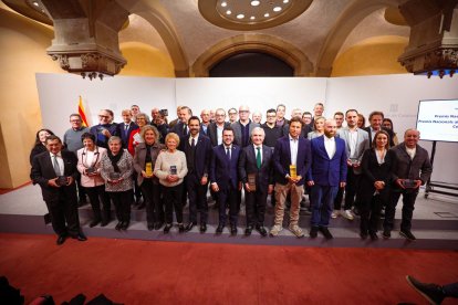 Foto de família dels guardonats i representants polítics, ahir al Palau de la Generalitat.