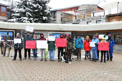 En caravanes per falta d’habitatge assequible. Treballadors de temporada dormen en caravanes per falta d’habitatge assequible de Naut Aran i s’han mobilitzat per exigir condicions d’allotjament dignes.