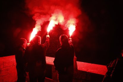 A la tarda, es van encendre les bengales de foc que van il·luminar les torres i fortificacions.