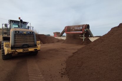 Maquinària per al tractament dels residus orgànics per elaborar compost i separar-lo en diferents gruixos.