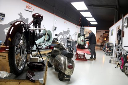 El taller lleidatà de restauració de motos clàssiques Restaura la Moto fa 5 anys