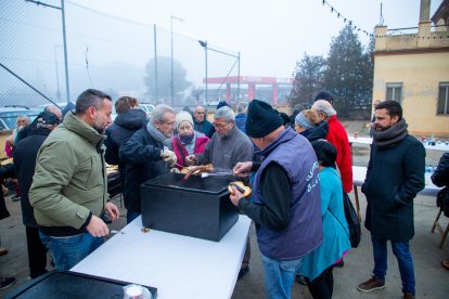 Esmorzar popular i bitlles a Lleida en honor a Sant Antoni Abat