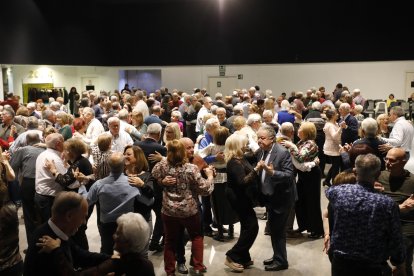 Tercera sessió multitudinària de les tardes de ball per a gent gran a la Llotja