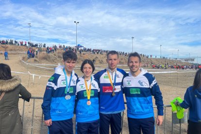 Pere Mas, Anna Mas, Oriol Jové i l’entrenador Fran Carrillo.