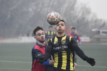 Un jugador del Pardinyes mira de controlar l’esfèric davant la pressió rival.