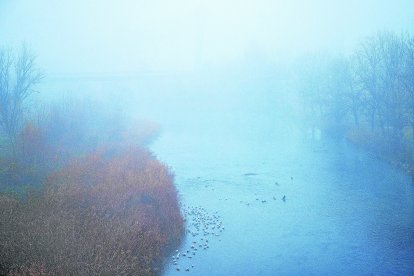 La boira va envoltar el pont de Príncep de Viana de Lleida.