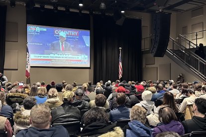 Evangèlics d’Iowa observen una transmissió de Donald Trump.