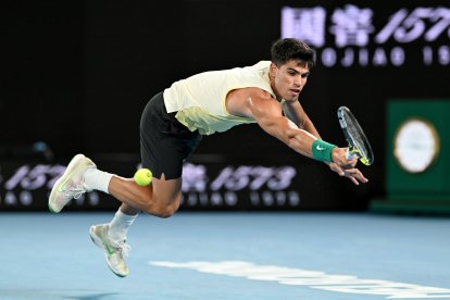 Alcaraz es llança a buscar una bola durant el partit que va guanyar al francès Richard Gasquet.